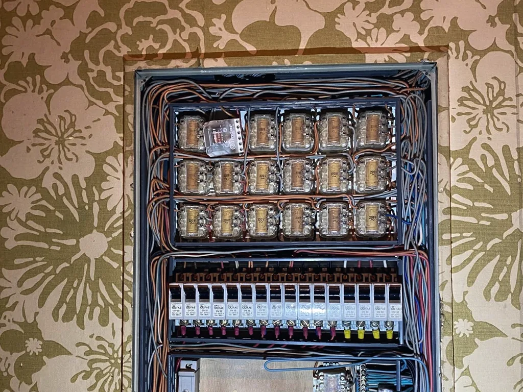 Ancien tableau électrique à relais et fusibles, installation d'origine relevée lors d'un diagnostic électricité