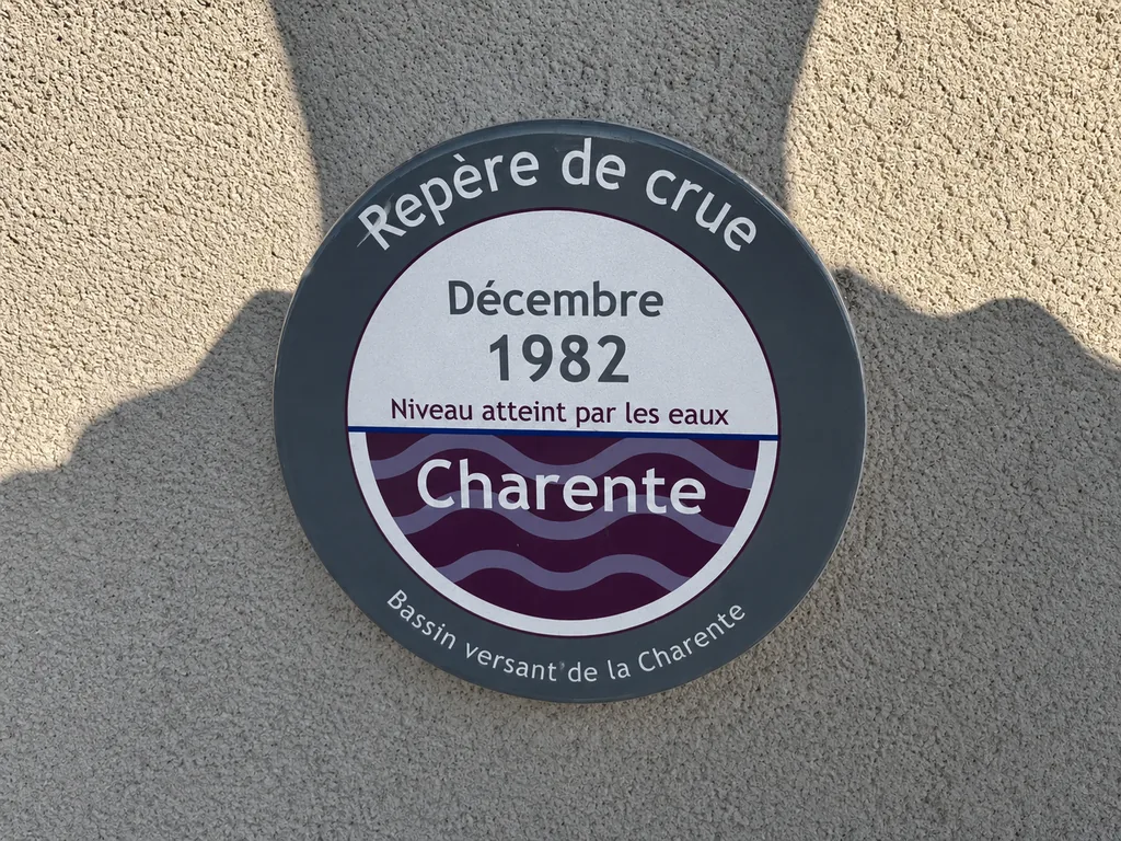 Repère de crue de décembre 1982 apposé sur une façade, marquant le niveau atteint par les eaux de la Charente